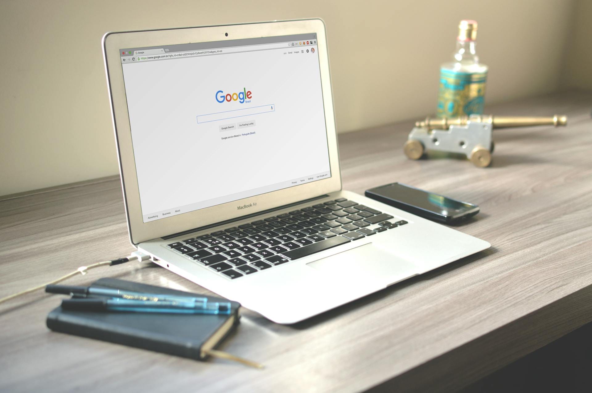 Laptop mit Google-Suche – Symbolbild für SEA (Search Engine Advertising) von Robert Frank – Digital Performance